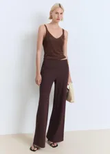 Top marrón de punto fino con lúrex, escote en V y tirantes finos.