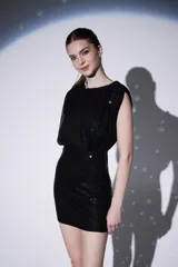 Minivestido negro de lentejuelas con corte ajustado y mangas cortas.