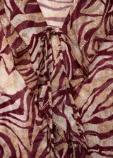 Blusa de manga larga con estampado de hojas y cuello en V con volantes.