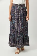 Falda larga con estampado paisley en tonos azul, violeta y marrón, con volados en el ruedo y cierre frontal con botones.