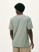 Camiseta de manga corta color rojo con cuello en V.