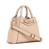 Bolso de mano pequeño color beige, con doble asa corta y correa larga ajustable y removible. Tiene el logo de Guess en letras doradas en el frente.