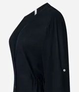 Salida de playa tipo bata color blanco, con textura maquinetada, cuello V, mangas 3/4 con detalle de botón, cierre por botones y reguladores laterales con cordón.