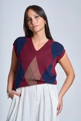 Chaleco tejido con patrón de rombos en bordeaux, azul y marrón. Con cuello en V y sin mangas.