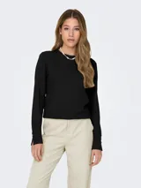 Sweater negro de tejido de punto con cuello redondo y mangas largas terminadas en puños con botones dorados.
