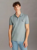 Chomba celeste de piqué de algodón elástico con monograma bordado de Calvin Klein en el pecho.
