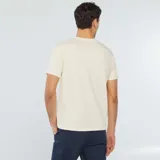 Camiseta color blanco hueso de tejido seersucker con cuello redondo y mangas cortas.