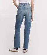 Pantalón de jean celeste, de corte recto y tiro alto, con bolsillos delanteros y traseros, y cierre con botón y cremallera.