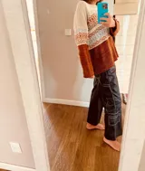 Pantalón cargo de cuero ovino negro con costuras blancas en contraste y corte suelto.