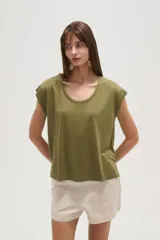 Remera verde oliva de viscosa con cuello redondo y mangas cortas con dobladillo.