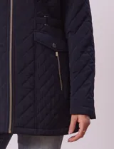 Campera capitoneada color verde claro, marca Gallery, con abertura central con cierre, bolsillos delanteros, capucha desmontable y forro interno a tono.