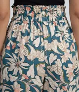 Short de viscosa con estampado floral, cintura elástica y cordón de ajuste.