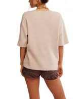 Sweater tipo tee color beige, de estilo oversized y mangas cortas.