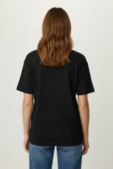 Remera de algodón color marrón topo, corte holgado, con cuello redondo a la base y estampado frontal con un corazón con un rayo y rosas, y texto que dice "SOME TIMES BIG GIRL DAYS ROCK AND ROLL TIMES".