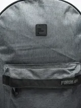 Mochila con estampado tie-dye en tonos grises y blancos, con bolsillo frontal con cierre y logo "Forum Active" estampado. Incluye bolsillo lateral de red para botella.