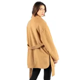 Campera color camel de poliéster, con fit regular, acceso con cierre y dos bolsillos exteriores abiertos.