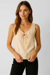 Musculosa color beige con finas rayas verticales, escote en V con lazo ajustable y corte holgado.