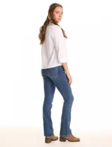 Camisa blanca de manga 3/4 con puños doblados, cuello en V y cierre de botones frontal. Presenta dos bolsillos delanteros con detalles de tachas metálicas.