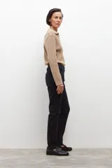 Jegging negro de denim con cintura elástica.