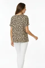 Remera de manga corta con estampado abstracto en tonos beige, marrón y negro, con cuello redondo y corte holgado.