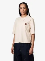 Remera negra de algodón orgánico, corte recto, cuello redondo acanalado y bolsillo de parche en el pecho con remaches metálicos.