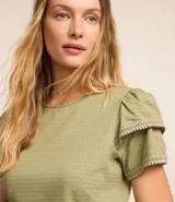 Blusa color verde oliva de mangas cortas con detalle de ganchillo en las mangas.