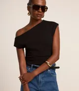 Blusa negra de crepé con corte asimétrico, manga corta y drapeado lateral.