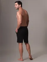 Short de pijama negro con cintura elástica con logo Calvin Klein, bolsillos laterales y bragueta falsa.