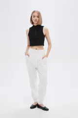 Pantalón babucha blanco con cintura elastizada y cordón ajustable.