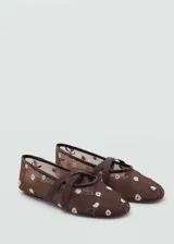 Zapato tipo bailarina color rojo con tejido de malla bordado con flores y tiras cruzadas.