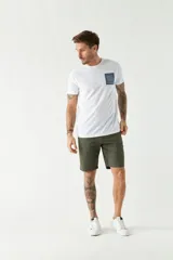 Remera blanca de algodón con cuello redondo, mangas cortas y estampado en el pecho con la leyenda 'BROOKS FIELD' en azul. Corte regular.