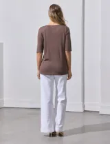 Remera azul con mangas 3/4 y detalle bordado en el escote.