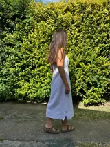 Vestido largo blanco de tirantes finos, con escote recto y detalle de puntilla en el busto.