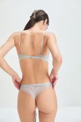 Conjunto de ropa interior color gris claro melange, compuesto por un corpiño triangular sin aro de algodón lycra con puntilla en el escote y una bombacha clásica de algodón con puntilla en los laterales.