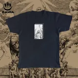 Remera negra con estampado en blanco y negro de Ymir Fritz y los titanes de la serie Attack on Titan.