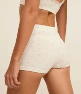 Bombacha boyshort color crema con estampado floral, de superficie texturizada y sin costuras.