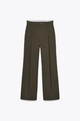 Pantalón de vestir color verde oscuro, de tiro alto con trabillas y pinzas delanteras. Presenta bolsillos laterales y falsos bolsillos traseros de vivo.