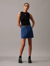 Musculosa negra de lyocell de canalé con cuello redondo y logo de Calvin Klein en el pecho.