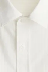 Camisa blanca de manga larga en mezcla de lyocell y algodón. Corte estándar, cuello inglés, tapeta clásica, bolsillo superior abierto, canesú con pliegue de caja en la espalda y bajo redondeado.