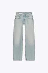 Pantalón de jean celeste de tiro bajo, corte wide leg y largo hasta el tobillo.
