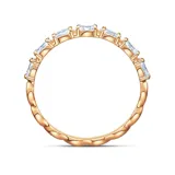 Anillo con baño de oro rosa y piedras blancas talla Marquise.