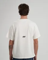 Remera de manga corta color blanco con cuello redondo y un pequeño logo estampado en el pecho con el texto "TwoJeys™" y dos estrellas.