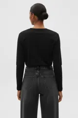 Remera de manga larga confeccionada en algodón de color blanco, con cuello redondo y un bolsillo aplicado en el pecho. Presenta un diseño de calce al cuerpo.