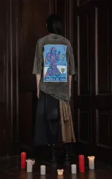 Remera gris de manga corta con cuello redondo y calce oversize. Estampa en sublimación con diseño de un caballero medieval tomando vino y usando un celular. Confeccionada en 100% algodón premium.