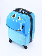 Valija rígida de cabina color azul con diseño de monstruo de un solo ojo. Tiene manija telescópica, asa superior y cuatro ruedas dobles.