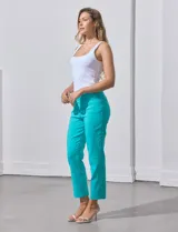 Pantalón recto color lila en gabardina elastizada, marca Zac & Rachel. Pretina ancha con faja interna modeladora. Delantera con bolsillos simulados. Trasera con bolsillos ojal.