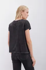 Remera negra con efecto gastado, de calce regular y mangas cortas. Estampado esotérico con detalles en foil y tinta a contratono.