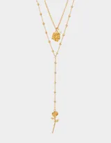 Collar doble dorado, uno corto con dije de rosa y perla, y otro largo con dije de rosa con tallo.