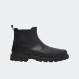 Bota tipo Chelsea Timberland modelo Britton Road confeccionada en cuero negro, con paneles elásticos laterales y tirador posterior. Presenta una suela de goma robusta con diseño dentado y el logotipo de la marca grabado en el lateral del talón.