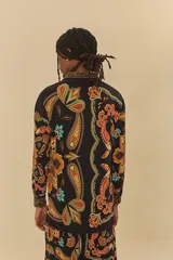 Camisa de poliéster negra con estampado de cachemir en tonos naranja, marrón, celeste y amarillo. Tiene cuello clásico, mangas largas y cierre frontal con botones.